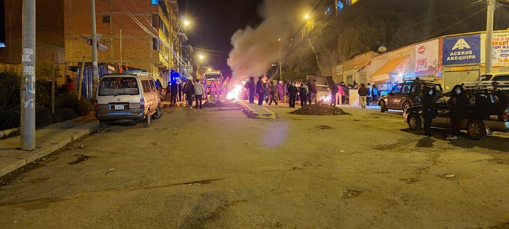 Un grupo de personas bloquea ingreso al relleno sanitario y atenta ...
